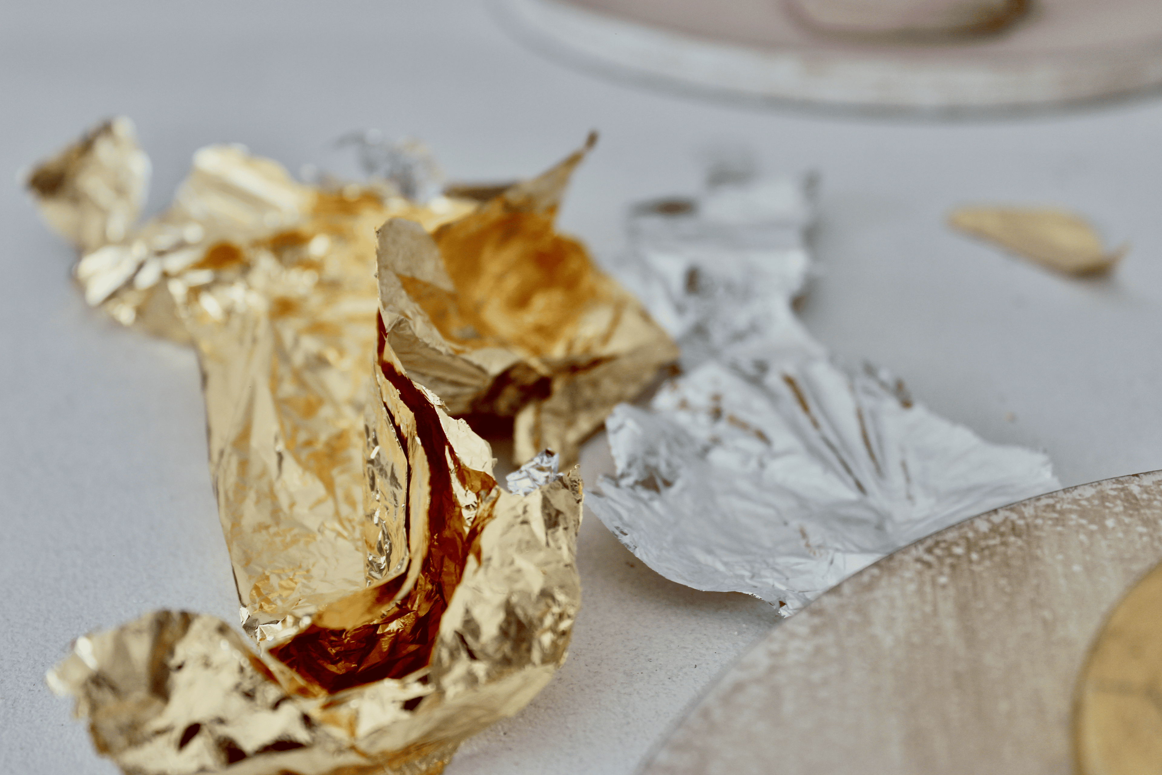 Virgen niña con pan de oro y plata